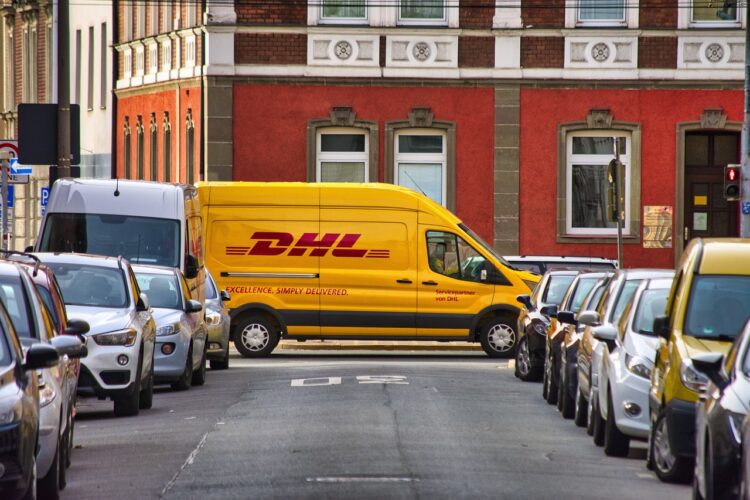 Camion DHL garé dans une rue, représentant la livraison gratuite et rapide sur AliExpress.